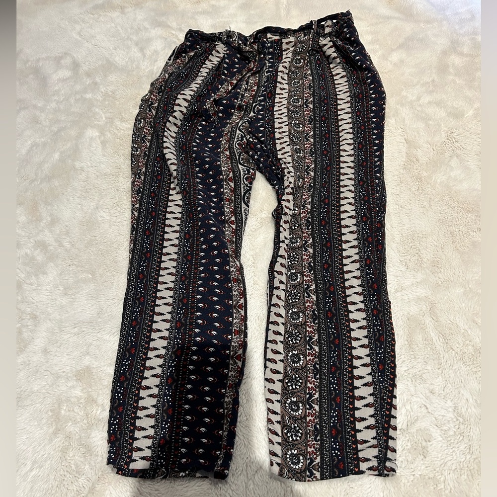 🌻2/$10🌻 Loose fit patterned capri pants, streetwear society, size small